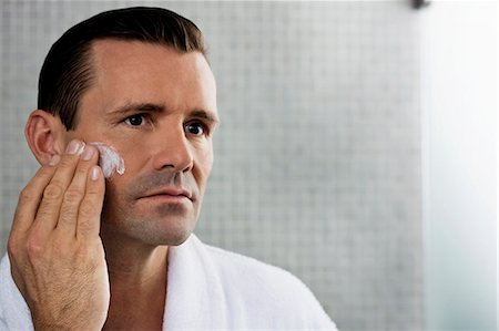 Crème de rasage mousse sur le visage de l'homme Photographie de stock - Premium Libres de Droits, Code: 649-05658186