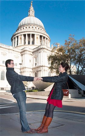 simsearch:649-03566314,k - Couple outside St Paul's Cathedral Stock Photo - Premium Royalty-Free, Code: 649-05658262