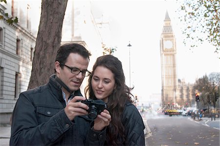 seen - Couple taking pictures in London Foto de stock - Sin royalties Premium, Código: 649-05658272
