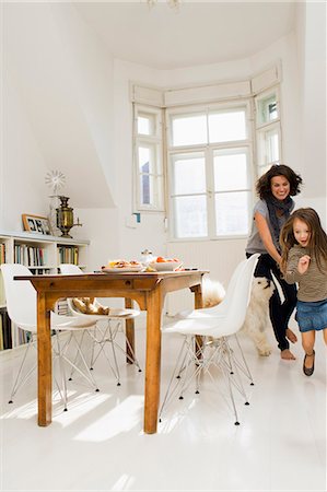 Femme jouant avec sa fille dans la cuisine Photographie de stock - Premium Libres de Droits, Code: 649-05800985