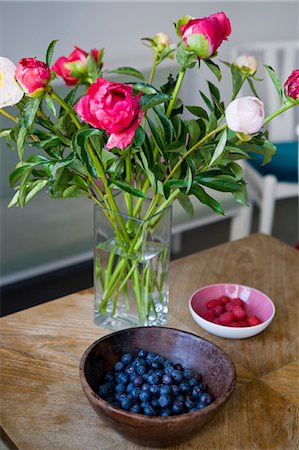 simsearch:700-03445032,k - Bowls of fruit with vase of flowers Fotografie stock - Premium Royalty-Free, Codice: 649-05801054