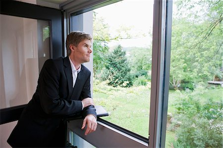 Homme d'affaires, regardant par la fenêtre de bureau Photographie de stock - Premium Libres de Droits, Code: 649-05801067