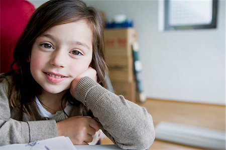 poser (devant un appareil photo) - Jeune fille souriante, assis au comptoir Photographie de stock - Premium Libres de Droits, Code: 649-05801073