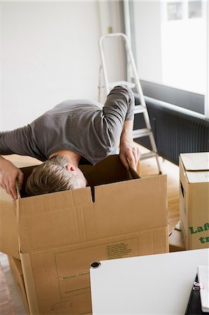 Homme à la recherche des boîtes en carton Photographie de stock - Premium Libres de Droits, Code: 649-05801097