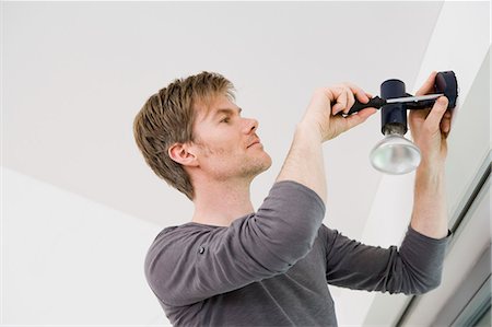 Man installieren Leuchte im Haus Stockbilder - Premium RF Lizenzfrei, Bildnummer: 649-05801093