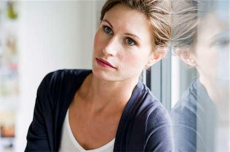 Close up of woman leaning on window Foto de stock - Sin royalties Premium, Código: 649-05801177