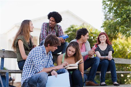 friend talking outdoors not children not bathing suit not school not beach not business - Students studying together on campus Foto de stock - Sin royalties Premium, Código: 649-05801328