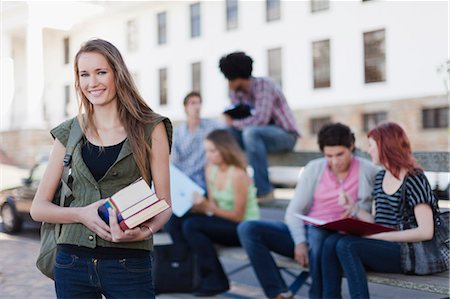 Student carrying books on campus Foto de stock - Sin royalties Premium, Código: 649-05801332