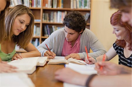 simsearch:614-07031993,k - Étudiants qui étudient ensemble dans la bibliothèque Photographie de stock - Premium Libres de Droits, Code: 649-05801350