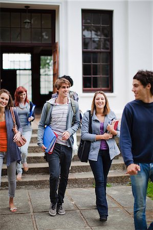 Studenten gehen zusammen auf dem campus Stockbilder - Premium RF Lizenzfrei, Bildnummer: 649-05801393