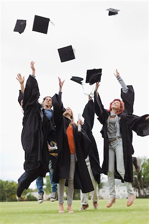 students arms raise - Diplômés jeter les bouchons dans l'air Photographie de stock - Premium Libres de Droits, Code: 649-05801417