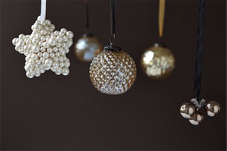 simsearch:600-06841663,k - Close up of silver Christmas ornaments Foto de stock - Sin royalties Premium, Código: 649-05801480