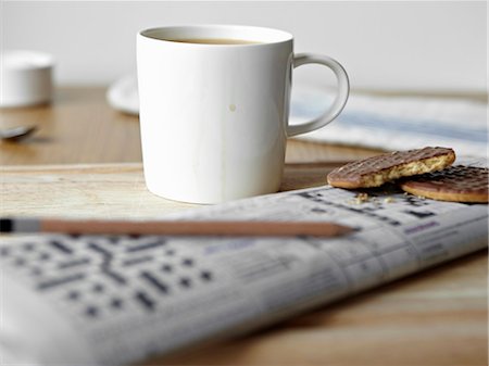 Tea, cookies and crossword on board Foto de stock - Sin royalties Premium, Código: 649-05801483