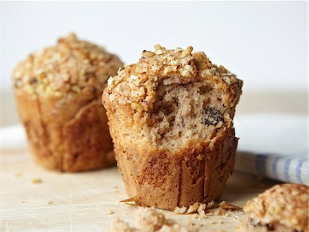 Muffin with bite taken out Fotografie stock - Premium Royalty-Free, Codice: 649-05801490