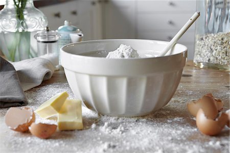 photo baking ingredients - Bowl of mixing dough in messy kitchen Stock Photo - Premium Royalty-Free, Code: 649-05801506