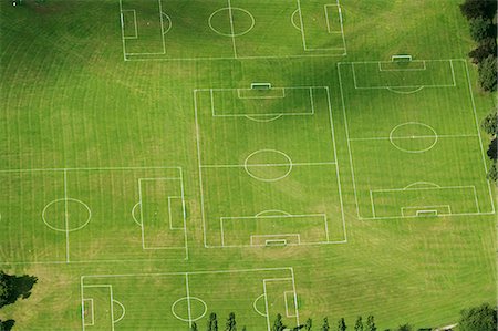 Vue aérienne des terrains de soccer dans le champ Photographie de stock - Premium Libres de Droits, Code: 649-05801672