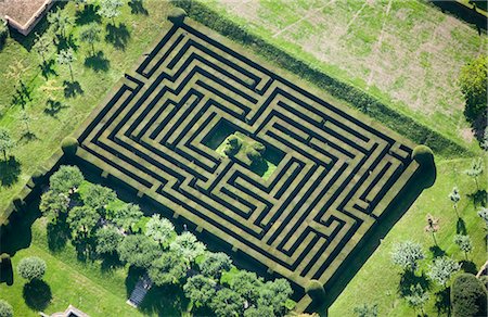 Aerial view of hedge maze Fotografie stock - Premium Royalty-Free, Codice: 649-05801681