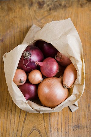 paper bag - Open bag of mixed onions Foto de stock - Sin royalties Premium, Código: 649-05801728