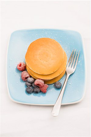 pancake - Petits fruits et sucre sur une pile de crêpes Photographie de stock - Premium Libres de Droits, Code: 649-05801734