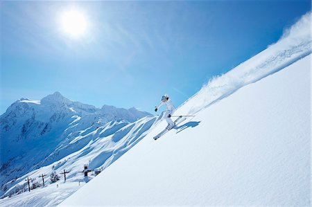 ski - Skieur cabotage vers le bas de la pente enneigée Photographie de stock - Premium Libres de Droits, Code: 649-05801879