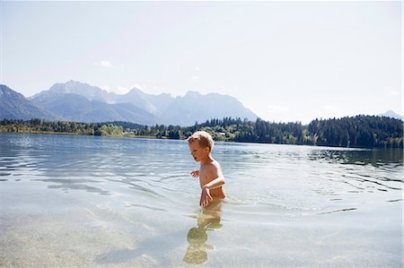 Boy swimming in lake Foto de stock - Sin royalties Premium, Código: 649-05802120