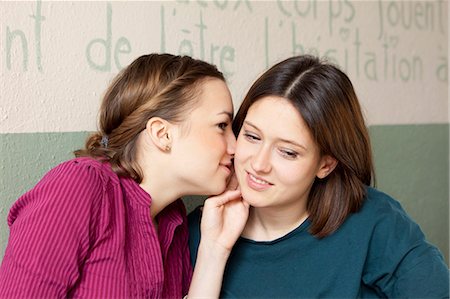 Women whispering to each other Foto de stock - Sin royalties Premium, Código: 649-05802137