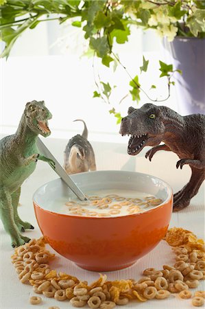 Toy dinosaurs with bowl of cereal Foto de stock - Sin royalties Premium, Código: 649-05802339