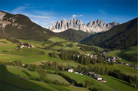 Rocky mountains overlooking rural valley Stock Photo - Premium Royalty-Free, Code: 649-05802332