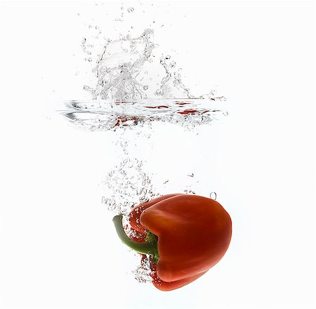 dejar caer - Bell pepper splashing in water Foto de stock - Sin royalties Premium, Código: 649-05802345