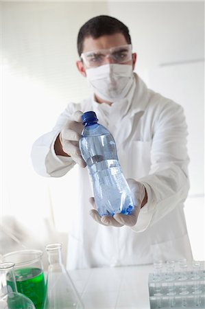 Bouteille de portefeuille scientifique de l'eau en laboratoire Photographie de stock - Premium Libres de Droits, Code: 649-05802368