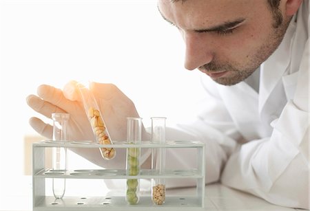 sacar fotos - Scientifique examinant les graines dans des éprouvettes Photographie de stock - Premium Libres de Droits, Code: 649-05802384