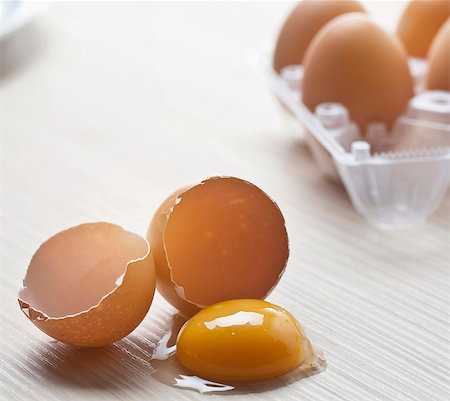 Gros plan du jaune de œuf et coquilles d'oeufs cassés Photographie de stock - Premium Libres de Droits, Code: 649-05802419