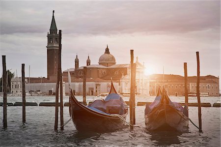 Gondolas docked on urban canal Foto de stock - Sin royalties Premium, Código: 649-05802425