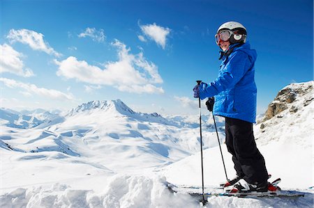 simsearch:6122-07703940,k - Boy in skis on snowy mountaintop Foto de stock - Royalty Free Premium, Número: 649-05819573