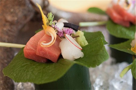 fine dining fish food pictures - Gros plan de pièce ornée de sushi Photographie de stock - Premium Libres de Droits, Code: 649-05819601