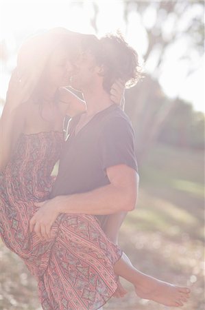 Couple s'embrassant dans le champ Photographie de stock - Premium Libres de Droits, Code: 649-05819653
