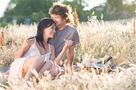 Paar Picknick im Weizenfeld Stockbilder - Premium RF Lizenzfrei, Bildnummer: 649-05819664