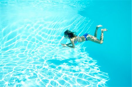 debajo del agua - Woman in bikini swimming in pool Foto de stock - Sin royalties Premium, Código: 649-05819764