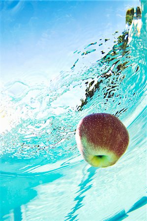 fruit in water - Apple floating in swimming pool Foto de stock - Sin royalties Premium, Código: 649-05819768