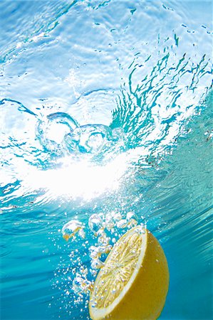 simsearch:632-06029470,k - Citron flottant dans la piscine Photographie de stock - Premium Libres de Droits, Code: 649-05819770