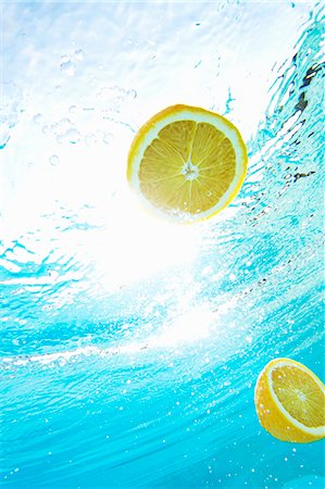 purity (free from pollutants and dirt) - Lemons floating in swimming pool Foto de stock - Sin royalties Premium, Código: 649-05819771