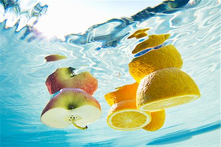 float lemon - Fruit floating in swimming pool Stock Photo - Premium Royalty-Free, Code: 649-05819772