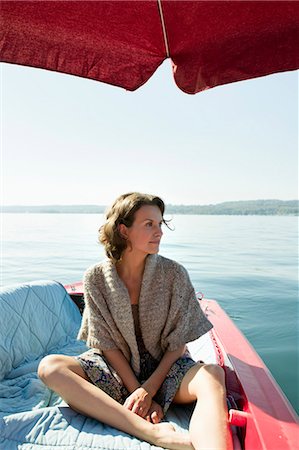 Femme détente en bateau sur le lac encore Photographie de stock - Premium Libres de Droits, Code: 649-05819842