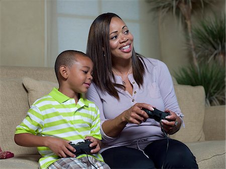 enseñar a los hijos - Mother and son playing video games Foto de stock - Sin royalties Premium, Código: 649-05819955