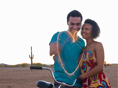 Man drawing heart with sparkler outdoors Foto de stock - Sin royalties Premium, Código: 649-05819978