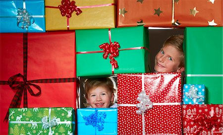 simsearch:649-06622061,k - Children smiling in Christmas gift fort Foto de stock - Royalty Free Premium, Número: 649-05820018