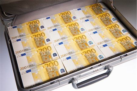 simsearch:695-03386035,k - Suitcase full of Euro bills Foto de stock - Sin royalties Premium, Código: 649-05820030