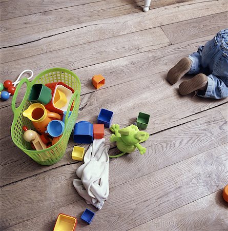 Babys toys on wooden floor Foto de stock - Sin royalties Premium, Código: 649-05820058