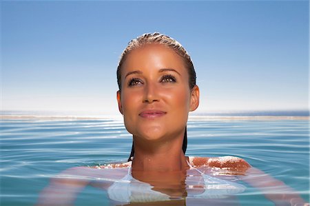 Woman relaxing in swimming pool Foto de stock - Sin royalties Premium, Código: 649-05820160