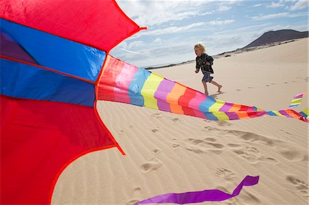 fuerteventura - Boy flying kite on beach Foto de stock - Sin royalties Premium, Código: 649-05820303